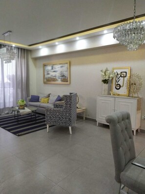 Apartamento Confort, 1 habitación, baño privado, vistas a la montaña | Zona de estar | Televisión LED de 50 pulgadas con canales digitales, Netflix