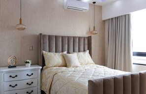 1 habitación, cortinas blackout y tabla de planchar con plancha 