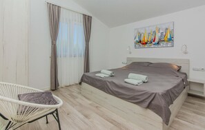 1 slaapkamer, een strijkplank/strijkijzer, reisbedje, gratis wifi