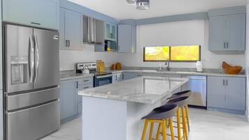 Frigorífico, microondas, horno y placa de cocina