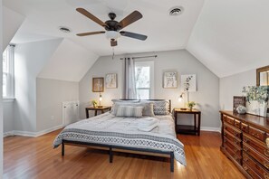 5 bedrooms, iron/ironing board, WiFi, bed sheets