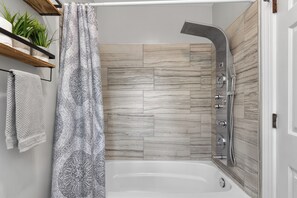 Haartrockner, Handtücher, Seife, Toilettenpapier