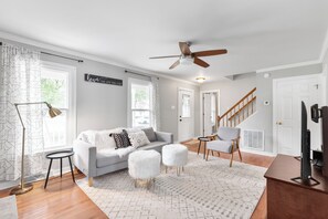 Living area - Spacious 5-bedroom house with AC and WiFi in delightful Mechanicsville (Mechanicsville)