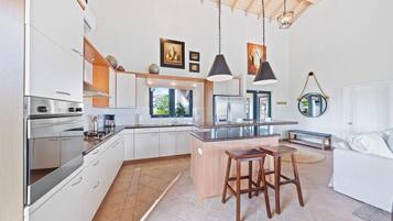 Fridge, oven, toaster, blender