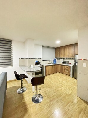 Réfrigérateur, micro-ondes, four, blender