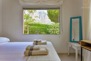 6 bedrooms, iron/ironing board, WiFi, bed sheets