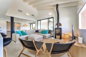 Smart TV, table tennis, books