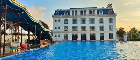 Piscine extérieure (ouverte en saison)