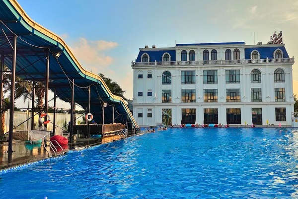 Seasonal outdoor pool