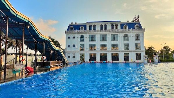 Piscine extérieure (ouverte en saison)