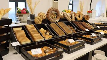 Daily local cuisine breakfast (VND 350000 per person)