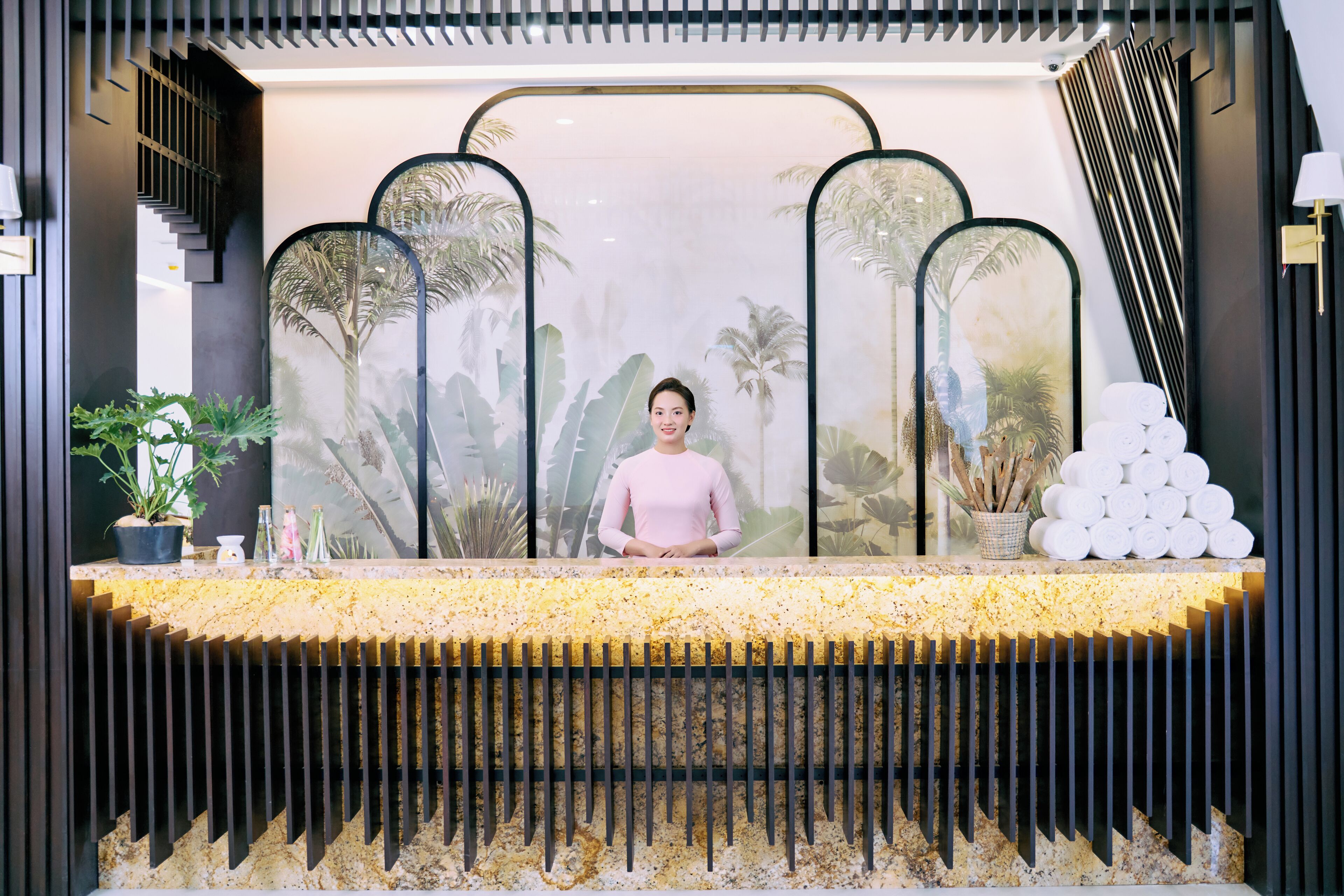 Couples treatment room(s), sauna, steam room, hot stone massages