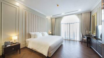 Habitación Premier, balcón, vistas a la ciudad | Minibar, escritorio, espacio para trabajar con un portátil