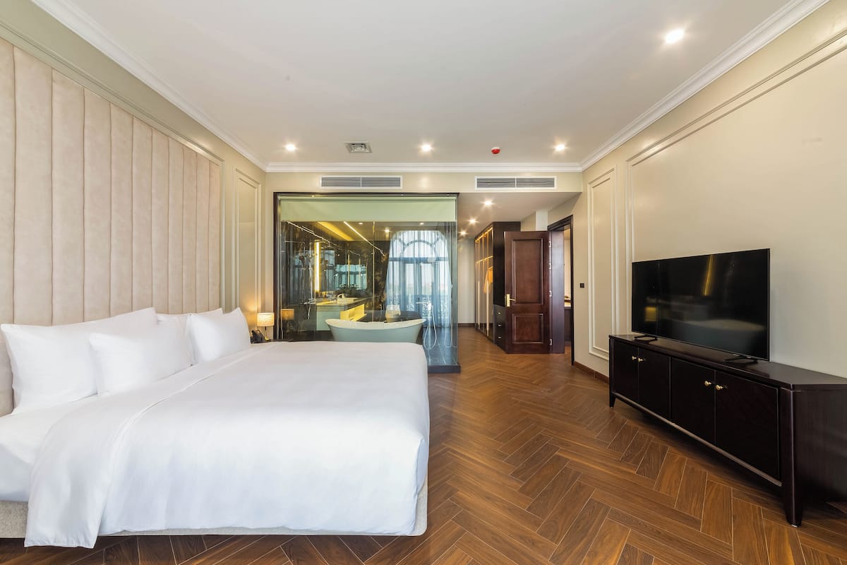 1 bedroom, minibar, desk, laptop workspace