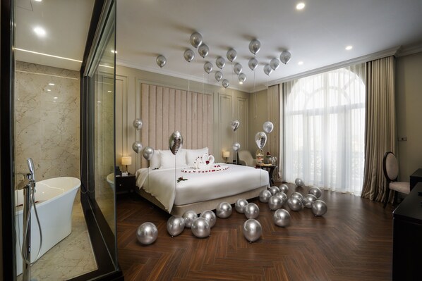 Suite, 1 kingsize bed, balkon, uitzicht op de stad | Een minibar, een bureau, een laptopwerkplek, geluiddichte muren