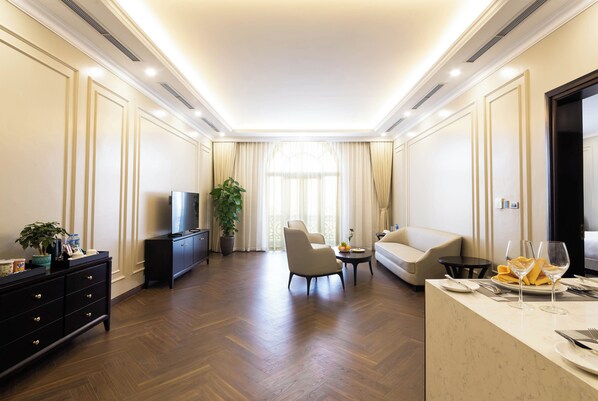 Appartement luxueux, balcon, vue sur la ville | Vue de la chambre