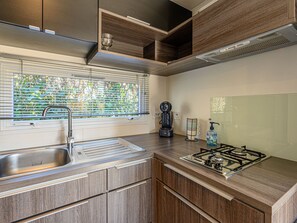 KĂŒhlschrank, Mikrowelle, Kochgeschirr/Geschirr/Besteck