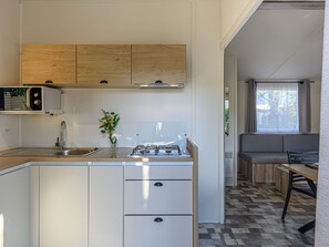 Kühlschrank, Mikrowelle, Kochgeschirr/Geschirr/Besteck