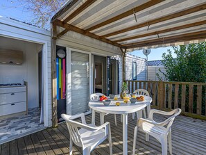 Outdoor dining - Le Cygne by Interhome (Carnac)