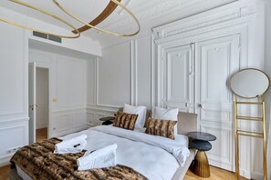 Apartment | Laptop workspace, iron/ironing board, bed sheets - Sublime Apartment Montaigne/arc de Triomphe (Paris)