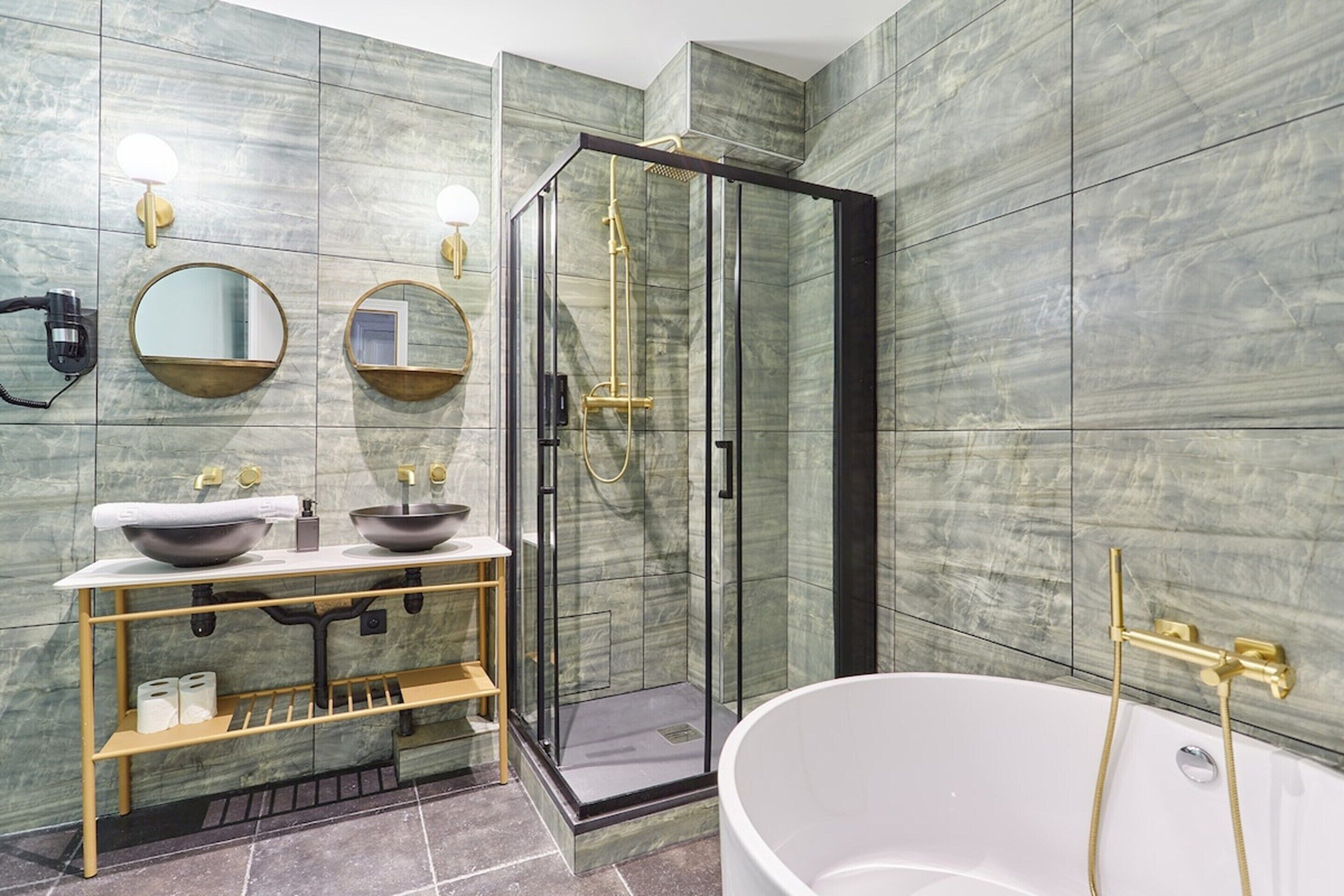 Appartement | Salle de bain | Baignoire, sèche-cheveux, shampoing