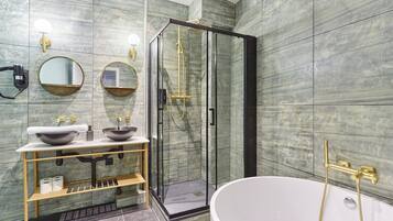 Appartement | Salle de bain | Baignoire, sèche-cheveux, shampoing
