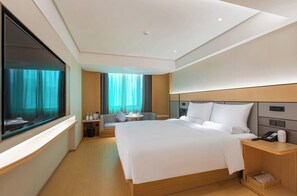 Espacio para trabajar con laptop, cortinas blackout y wifi gratis 