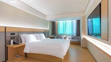 1 habitación, espacio para trabajar con laptop y cortinas blackout