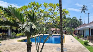Kolam renang terbuka, kabana percuma, kerusi lepak pantai