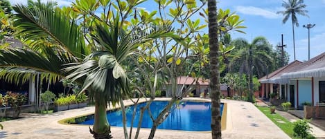 Piscina all'aperto, cabine incluse nel prezzo, lettini