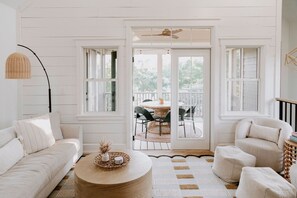 Een smart-tv, een open haard en boeken