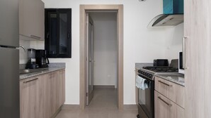 Une cuisine moderne équipée d’une cuisinière, d’un four et d’une machine à café.