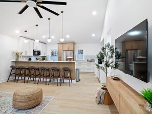 Refrigerador, microondas, horno y parrilla de estufa 