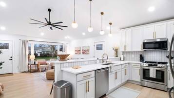 Een koelkast, een magnetron, een oven, een kookplaat