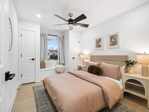 3 habitaciones, tabla de planchar con plancha y cuna de viaje 