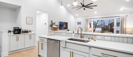 Frigorífico, microondas, horno y placa de cocina