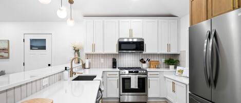 Réfrigérateur, four à micro-ondes, un four, surface de cuisson