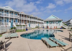Pool - Charming 2-bedroom gulf view condo in serene Pass Christian / Long term Rental (Pass Christian)