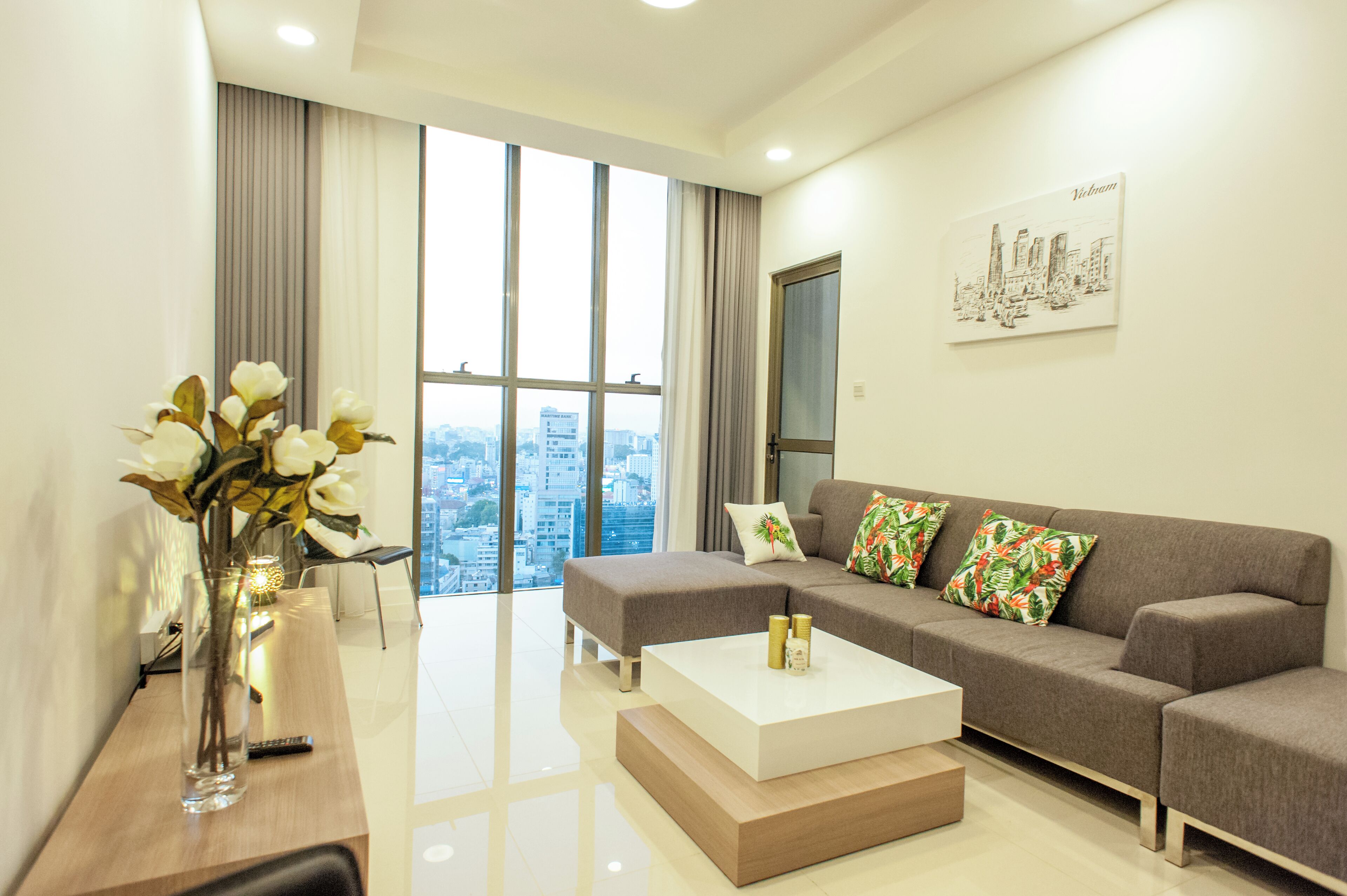 럭셔리 아파트, 침실 2개, 시내 전망 | 거실 공간 | 디지털 채널 시청이 가능한 43인치 스마트 TV