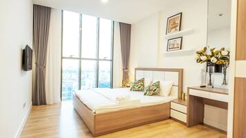 Luksusleilighet, 2 soverom, byutsikt | Skrivebord, skrivebord for bærbar PC og strykejern/-brett