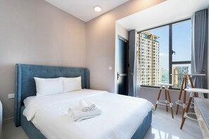 Deluxe Room, 1 Bedroom, City View | Desk, laptop workspace, iron/ironing board, free WiFi - Refined Saigon - Vinhome Central Park (Ho Chi Minh City)