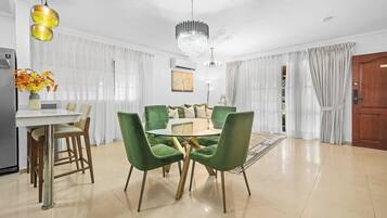 Comfort Condo, 2 Bedrooms, Courtyard View, Tower | Living area