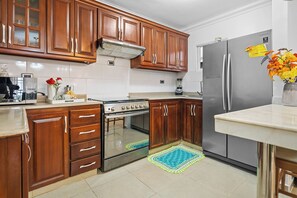 Comfort Condo, 2 Bedrooms, Courtyard View, Tower | Private kitchen | Fridge, oven, stovetop, cookware/dishes/utensils - COZY ELEGANT 2BR SPACE (Santo Domingo)
