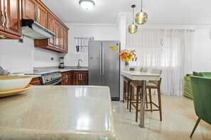 Condo Confort, 2 chambres, vue sur la cour intérieure, dans la tour | Cuisine privée | Réfrigérateur, un four, surface de cuisson, vaisselle et ustensiles
