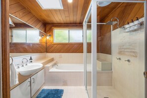 Shower, hair dryer - Beached at Lighthouse (Port Macquarie)