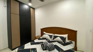 4 habitaciones, tabla de planchar con plancha, wifi y ropa de cama