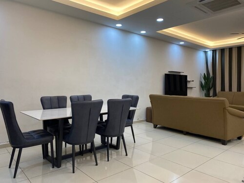 raja residence homestay sendayan seremban n9 2storey 4BR free wifi 65in smart tv