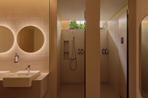 Shower, free toiletries, hair dryer, towels - KINN Habitat (Singapore)