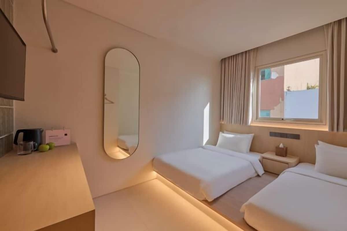 In-room safe, free WiFi, bed sheets