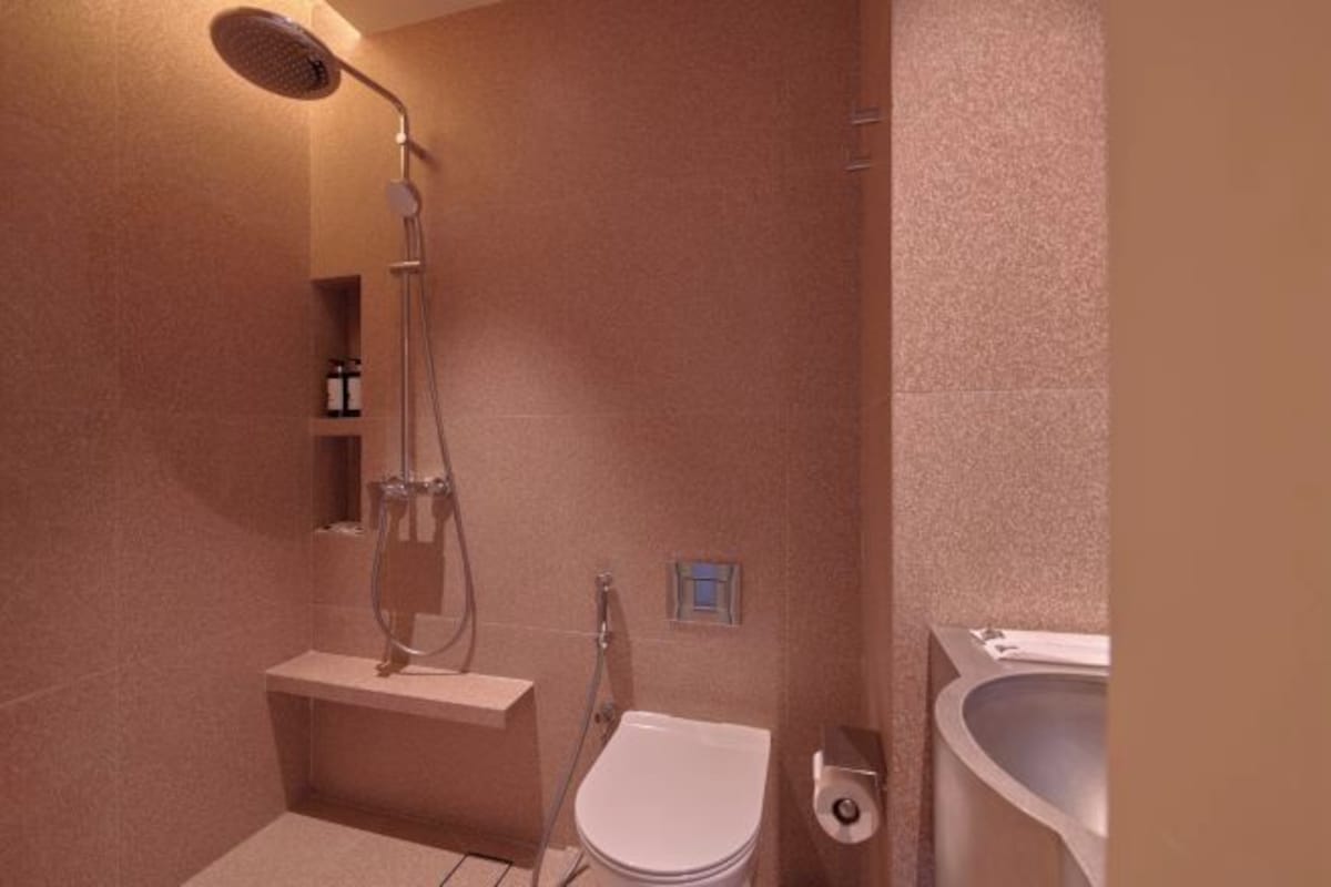 Ein kleines Badezimmer mit Dusche, Toilette und Waschbecken.